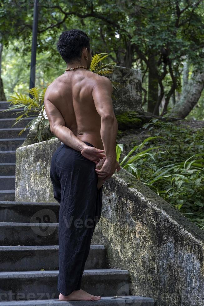 Yoga-Meditation im Freien. glühende sieben alle chakra. Mann praktiziert Yoga, Mexiko, Gualdajara foto