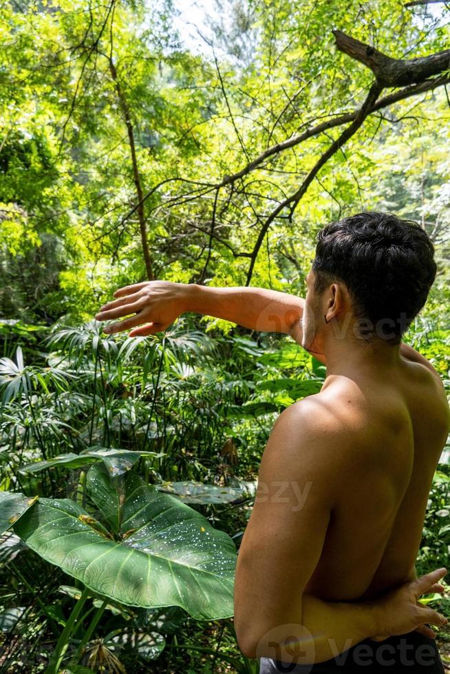 Yoga-Meditation im Freien. glühende sieben alle chakra. Mann praktiziert Yoga, Mexiko, Gualdajara foto