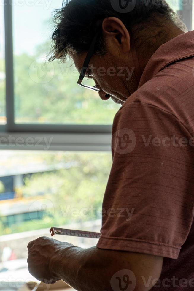 Handwerker mit Schraubendreher zur Reparatur von Fernseh-, Reparatur- und Installationsdiensten foto