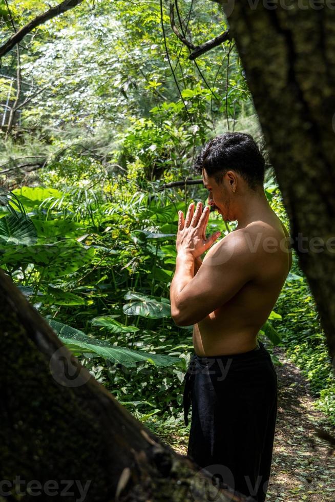 Lifestyle-Mann-Yoga-Übung und Pose für ein gesundes Leben. junger mann oder menschen posieren balance body vital zen meditation für workou foto