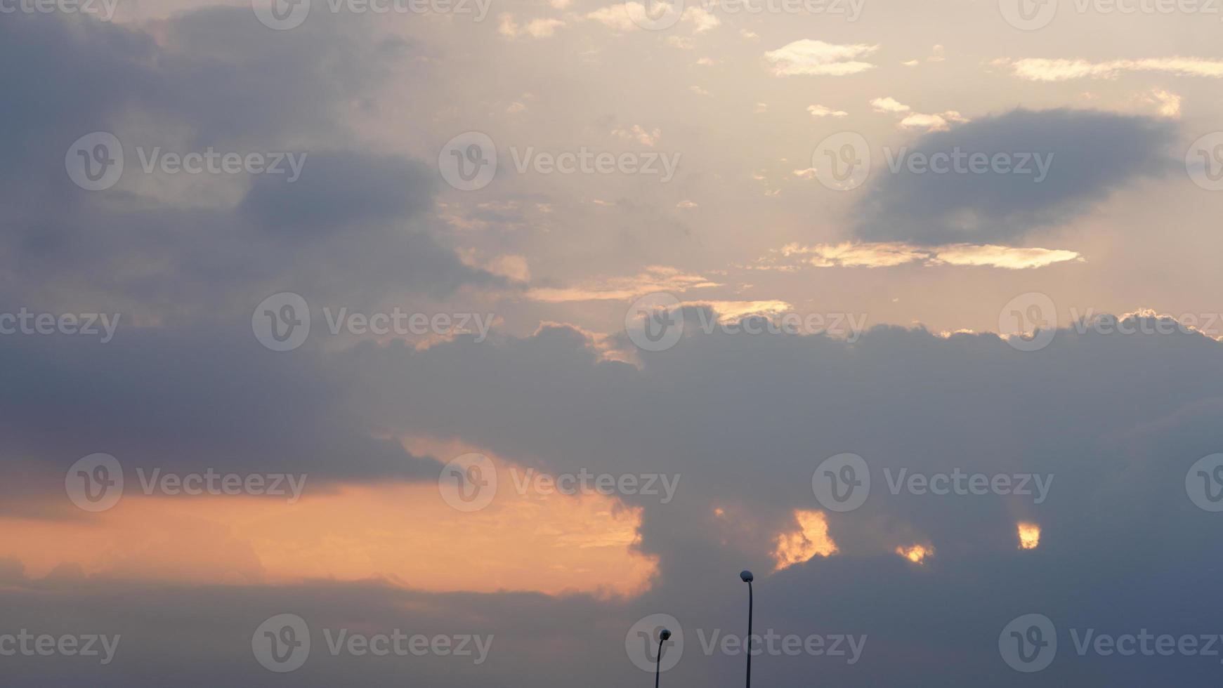 die schöne Aussicht auf den Sonnenuntergang mit den bunten Wolken und dem Himmel in der Stadt foto