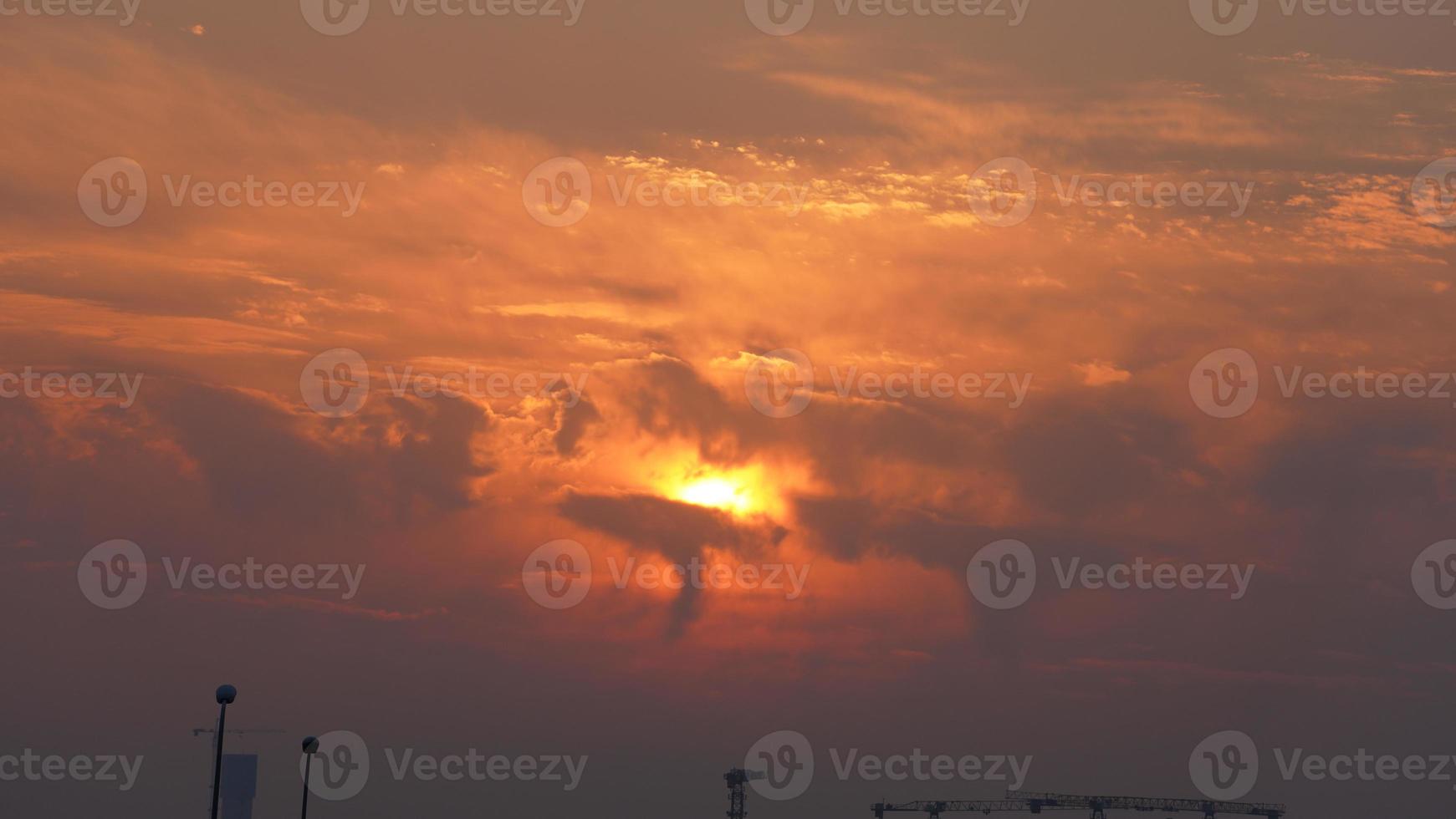 die schöne Aussicht auf den Sonnenuntergang mit den bunten Wolken und dem Himmel in der Stadt foto