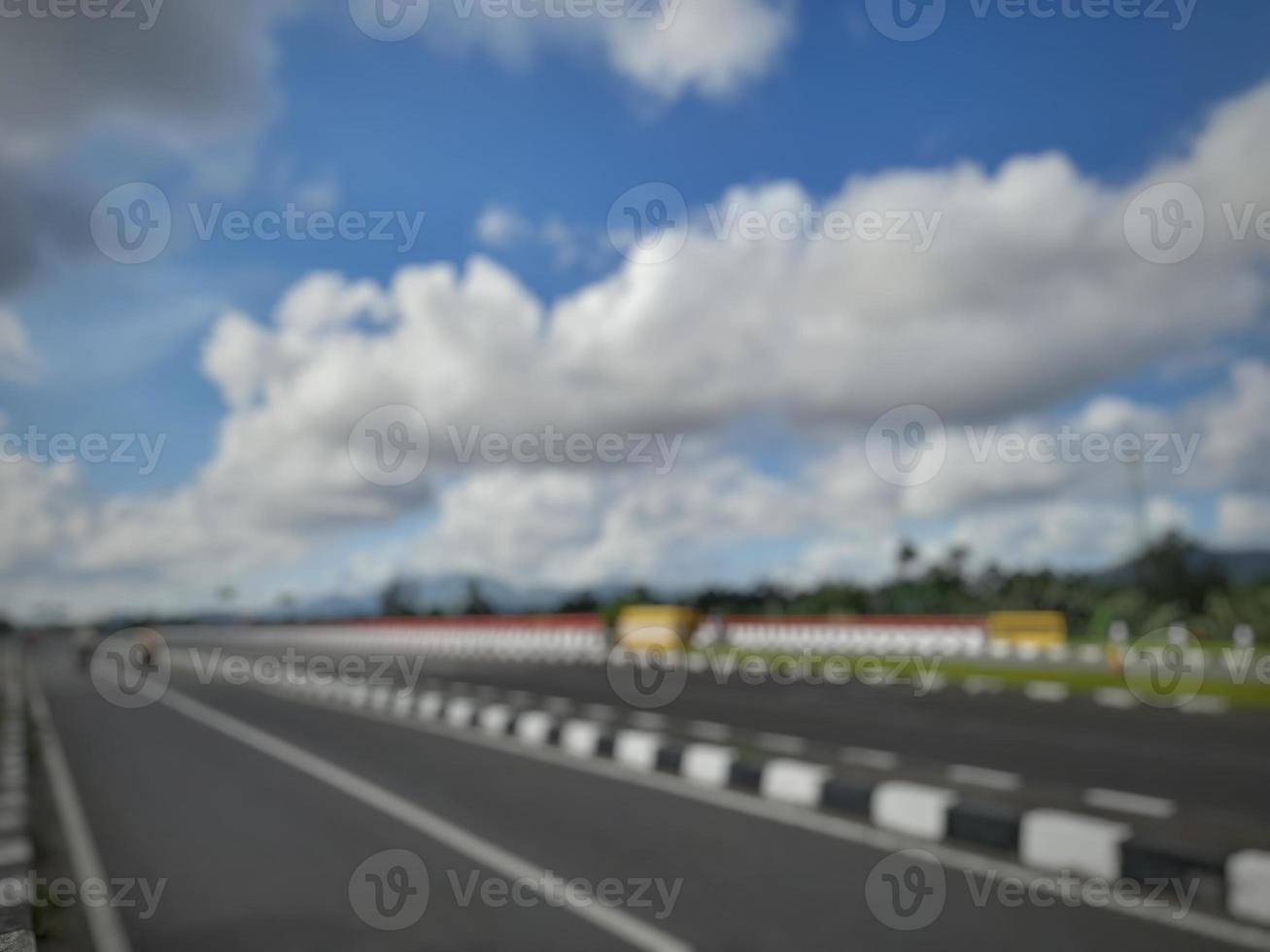 Defocused Abstract blured der Autobahn mit blauem Himmelshintergrund mit wenigen Wolken foto