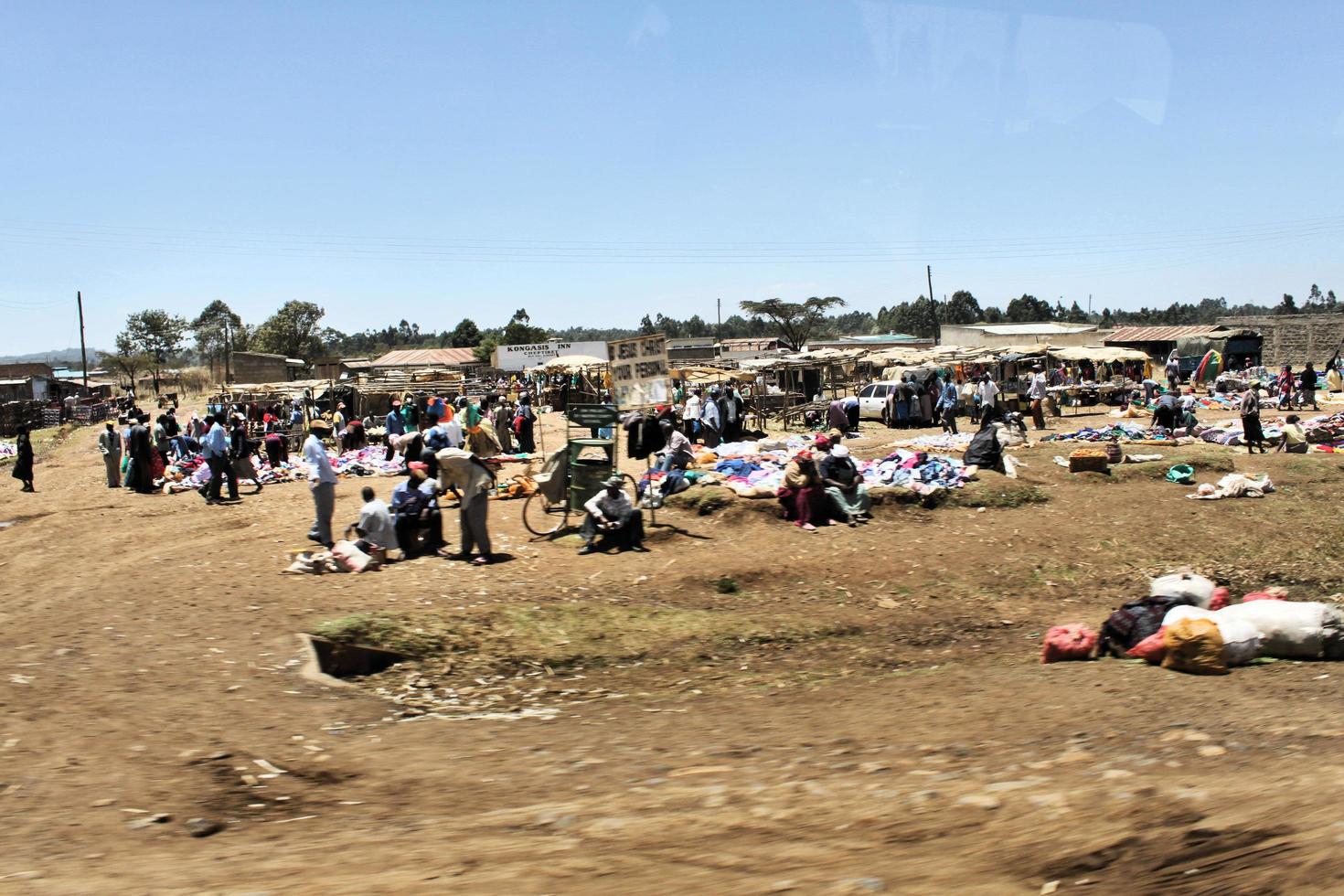 kimilili in kenia im februar 2011. ein blick auf menschen, die produkte in kenia verkaufen foto