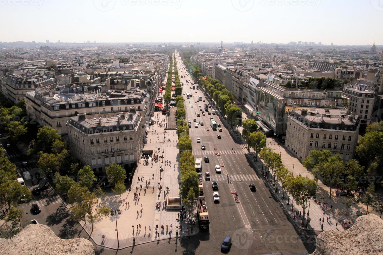 ein panoramablick auf paris in der sommersonne foto