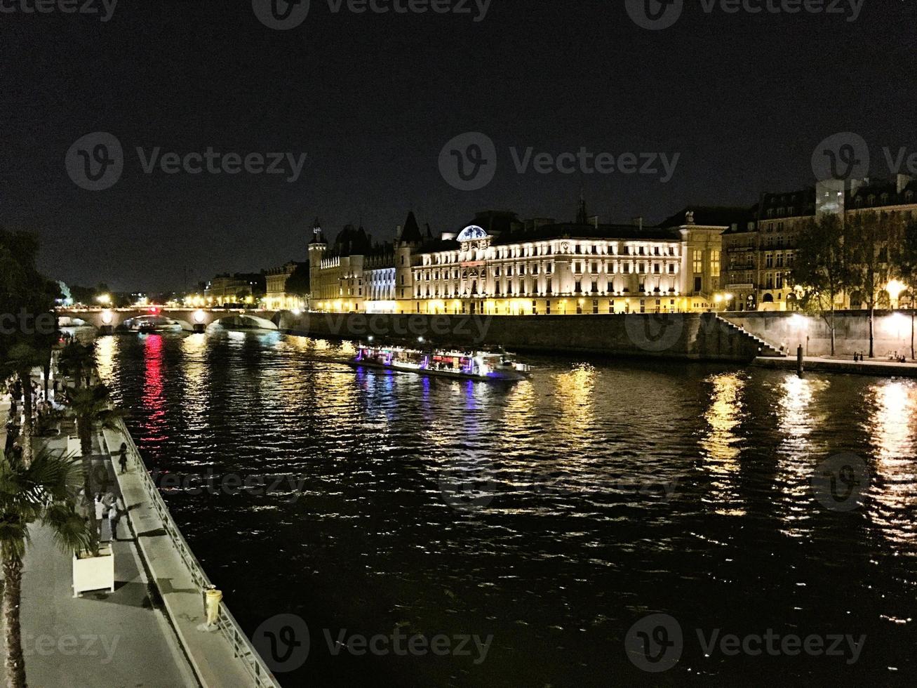 ein panoramablick auf paris im sommer foto