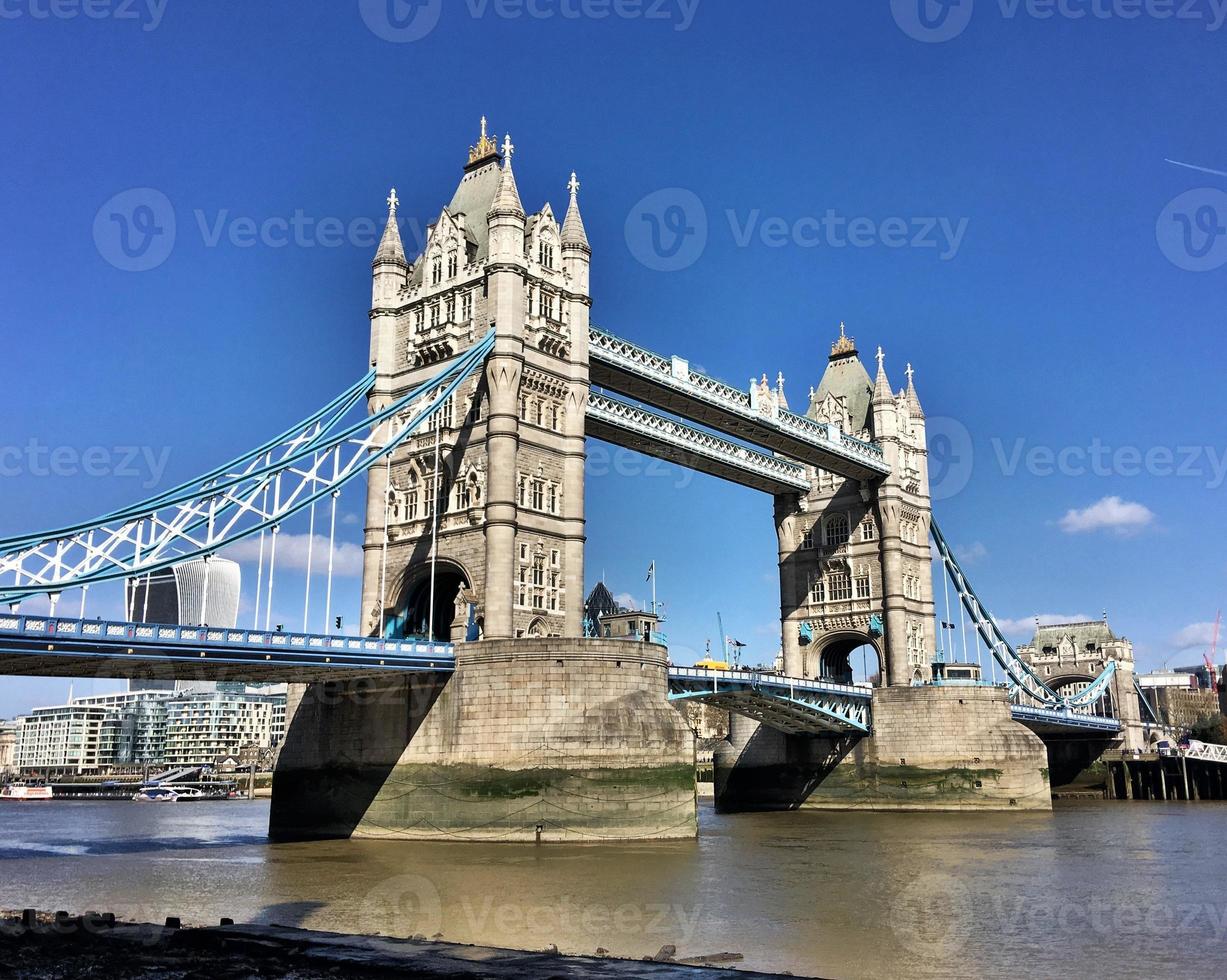 Blick auf die Tower Bridge in London foto