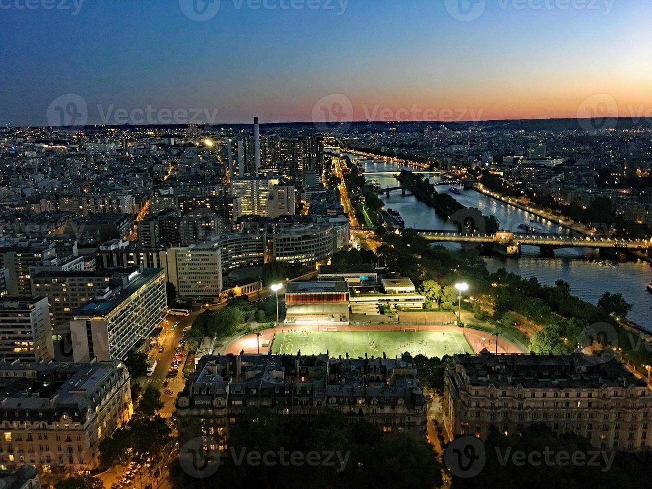 ein panoramablick auf paris im sommer foto