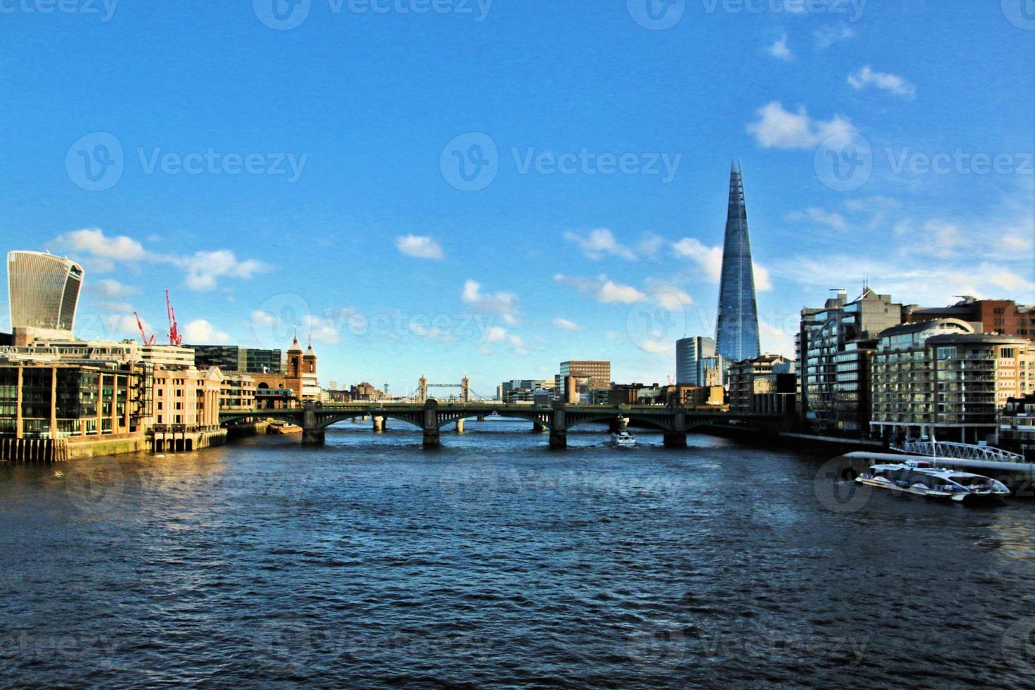 ein Blick auf die Themse in London an einem sonnigen Tag foto