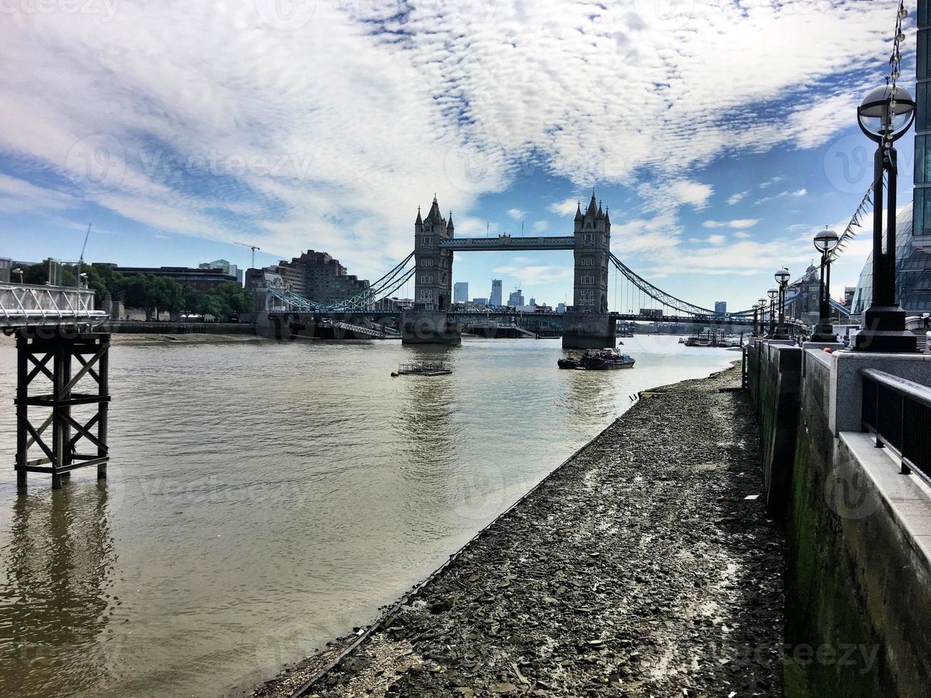 Blick auf die Tower Bridge in London foto