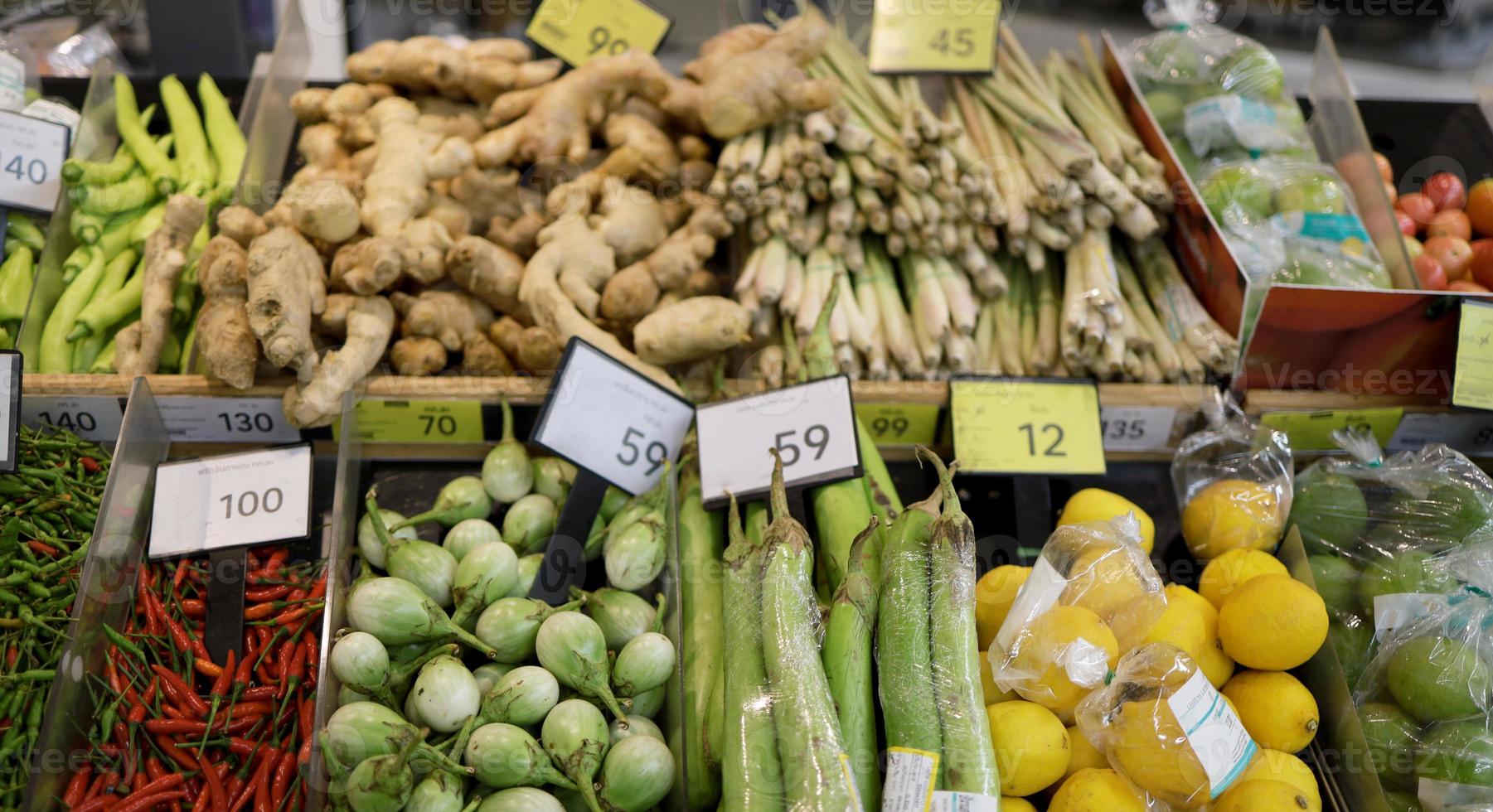 frisches gemüse im supermarkt ist deutlich mit preisschildern gekennzeichnet. foto