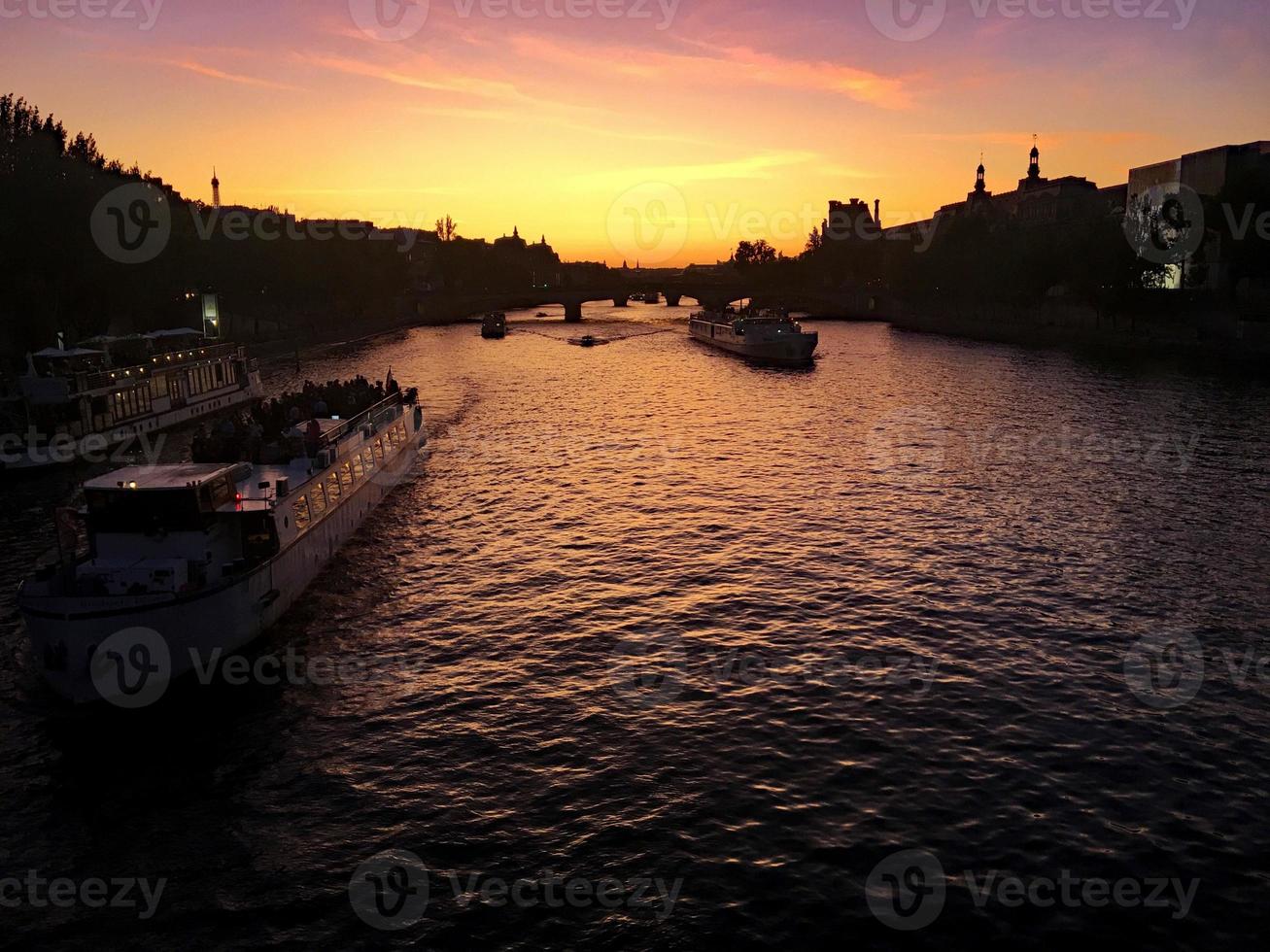 ein panoramablick auf paris im sommer foto