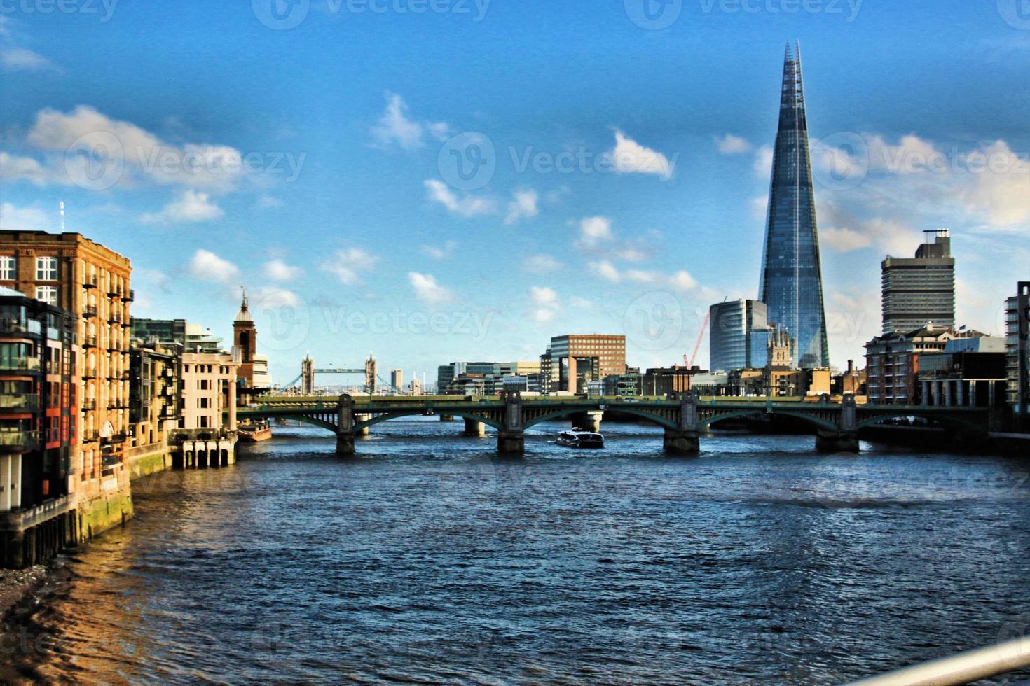 ein Blick auf die Themse in London an einem sonnigen Tag foto