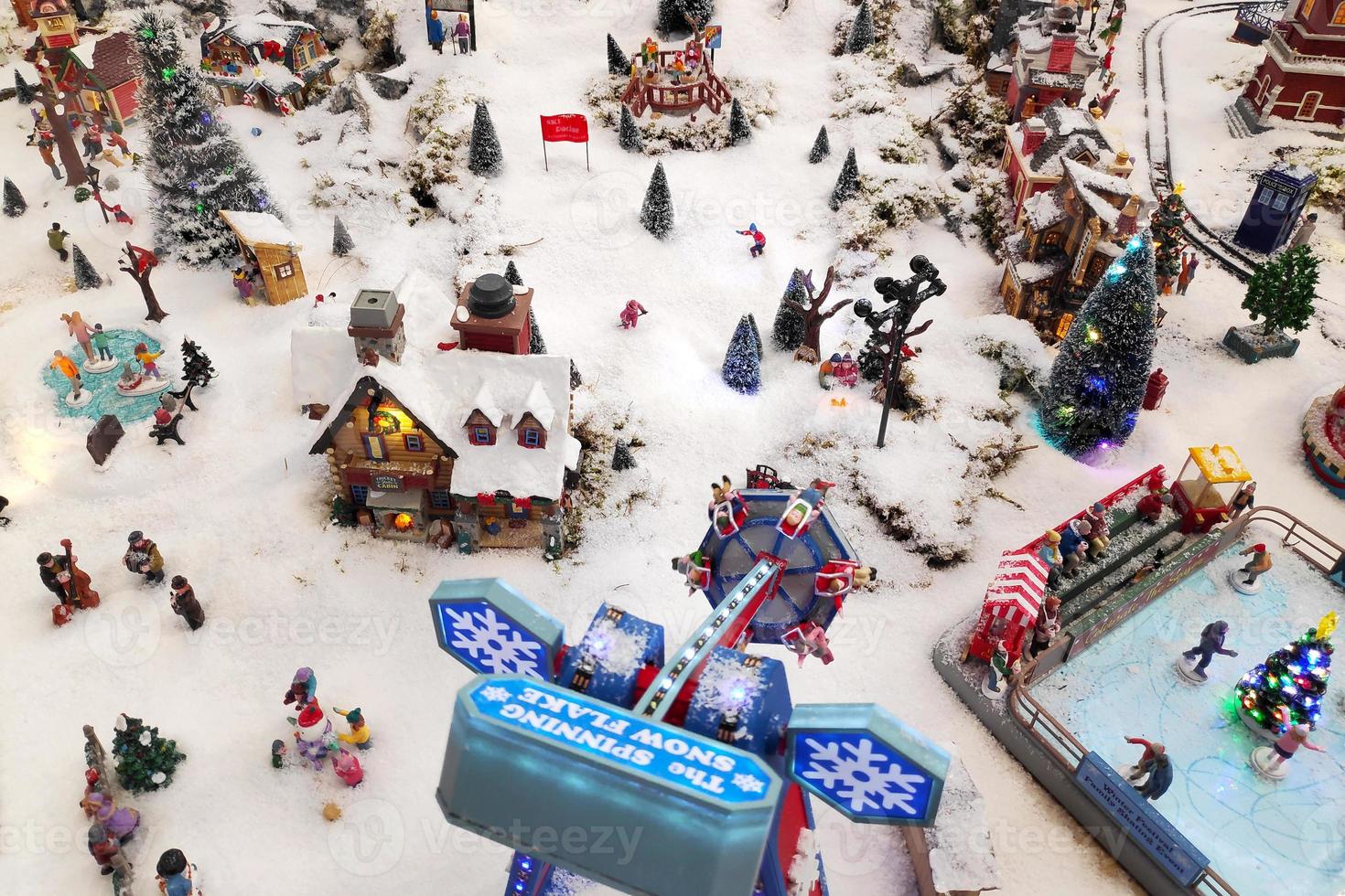 Draufsicht auf ein maßstabsgetreues Modell eines idyllischen englischen Dorfes während der Weihnachtsfeiertage foto