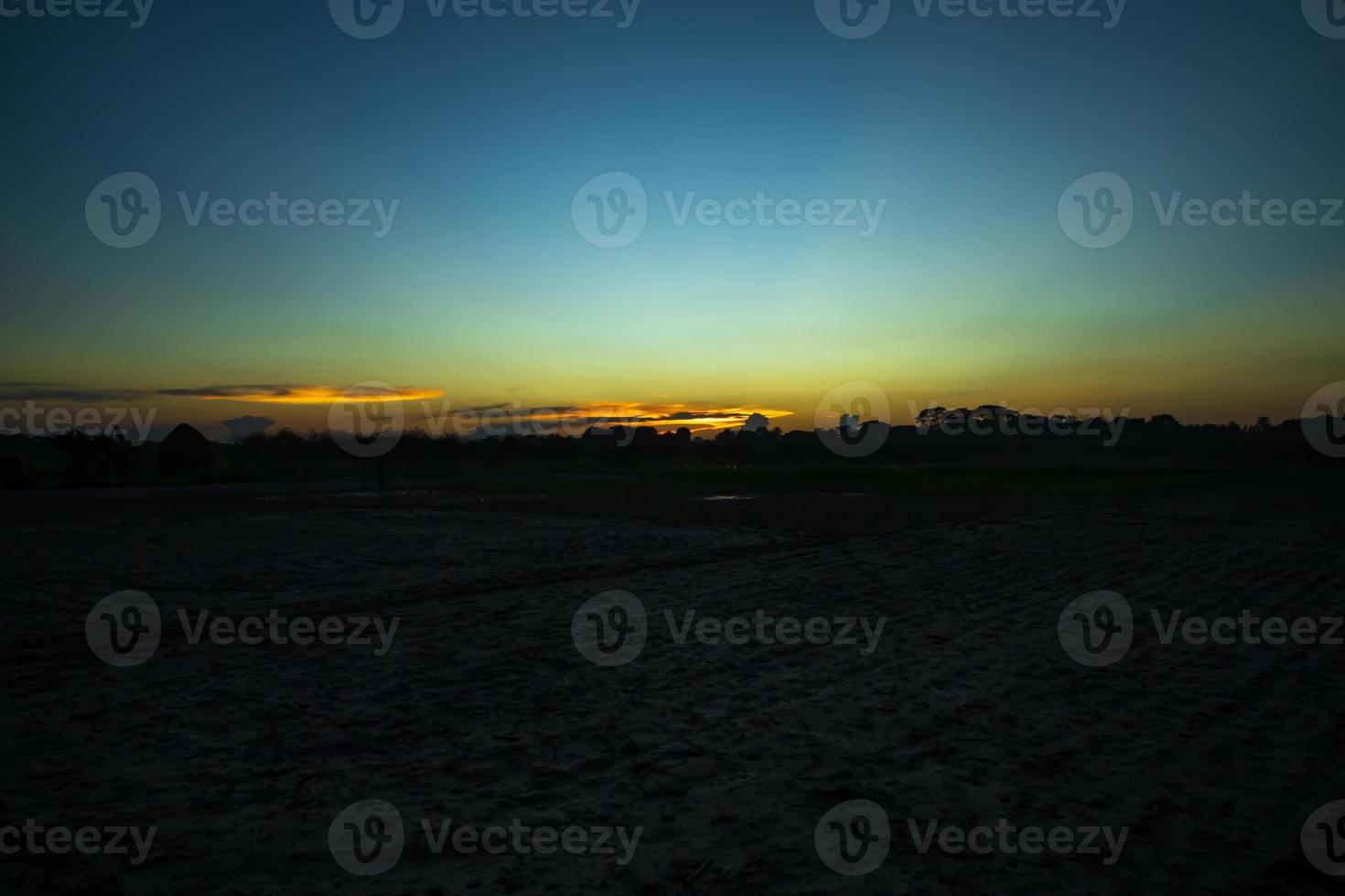 schöne landschaftskulisse mit dramatischem farbenfrohem sonnenuntergang foto