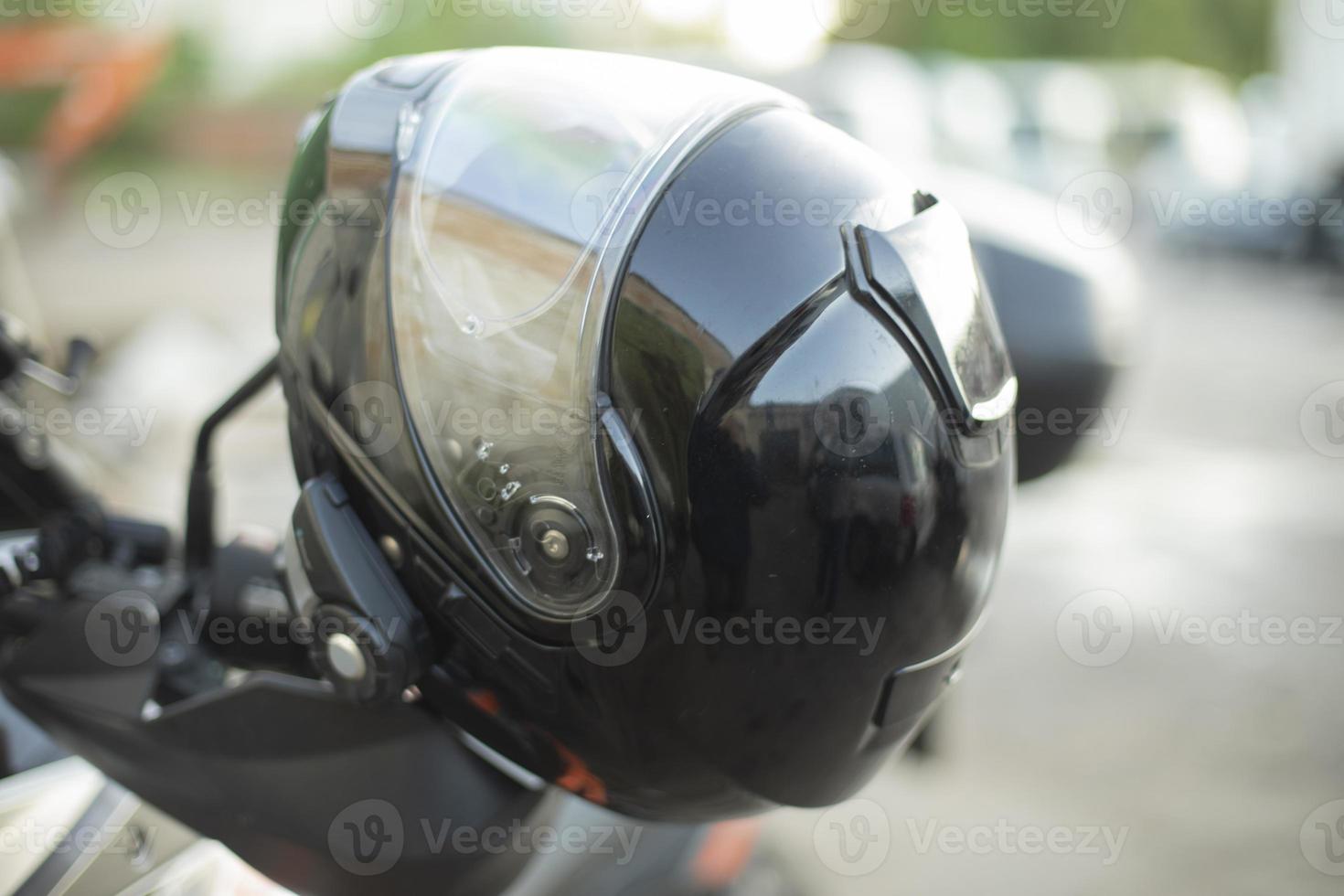 schwarzer Motorradhelm. Biker-Kopfschutz. Sicherheit auf der Straße. foto