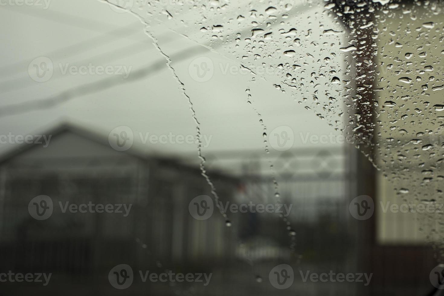 Regentropfen auf Glas. Regenwetter vor dem Fenster. foto