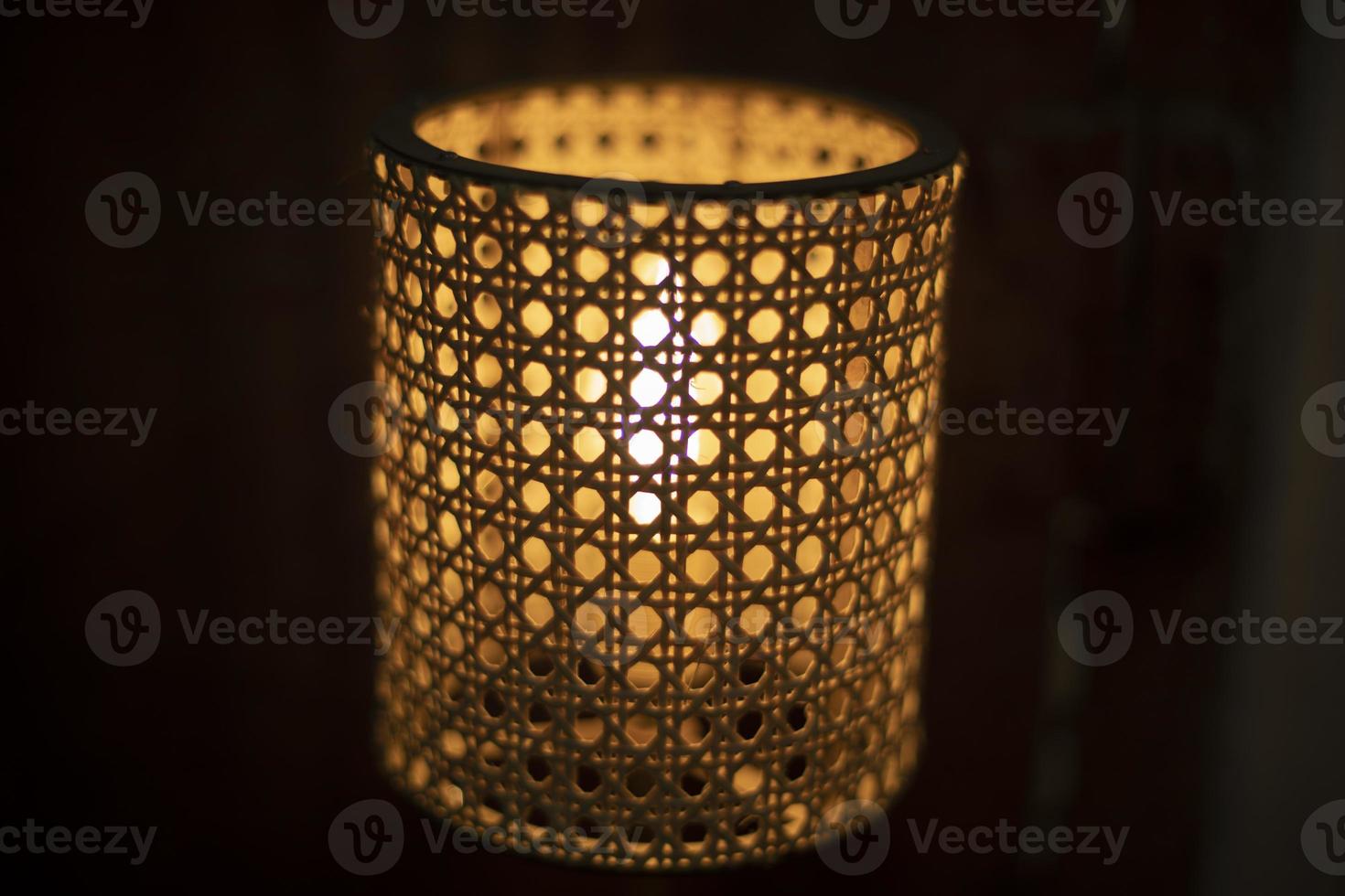 Lampe mit Lampenschirm aus Holz. schöne Lampe im Dunkeln. foto