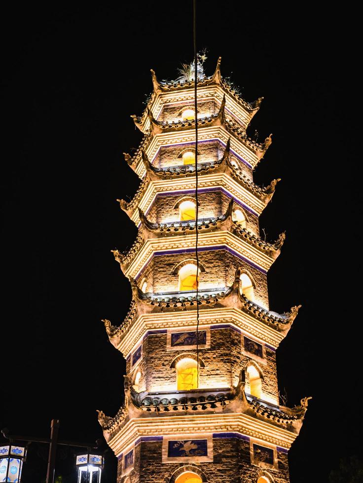 Alte Pagode in der Altstadt von Fenghuang in der Nacht. Die antike Stadt Phoenix oder der Landkreis Fenghuang ist ein Landkreis der Provinz Hunan in China foto