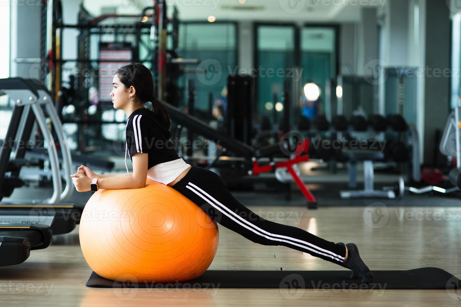 Foto der schönen jungen sportlichen Frau. Mädchen, das mit Fitnessball trainiert