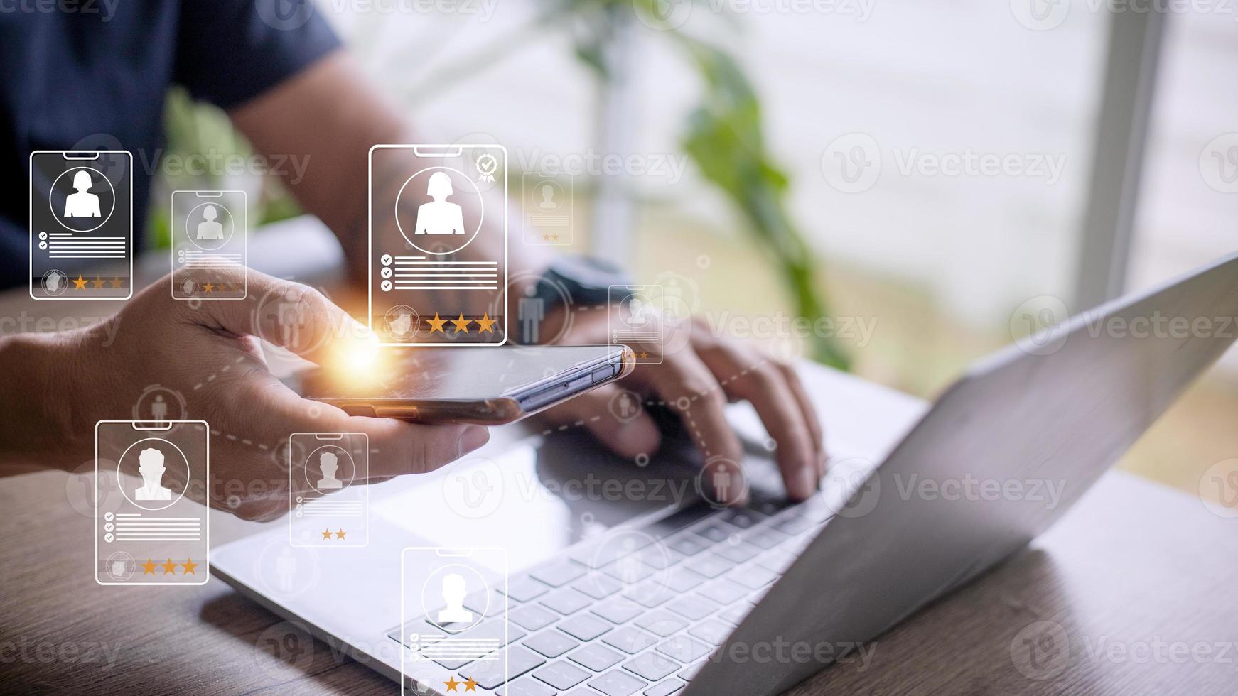 spezialisiertes Suchdienstkonzept für Online-Rekrutierungsanwendungen mit virtuellen Karten mit Bewertungs- und Profilinformationen auf einem Smartphone in der Hand. foto