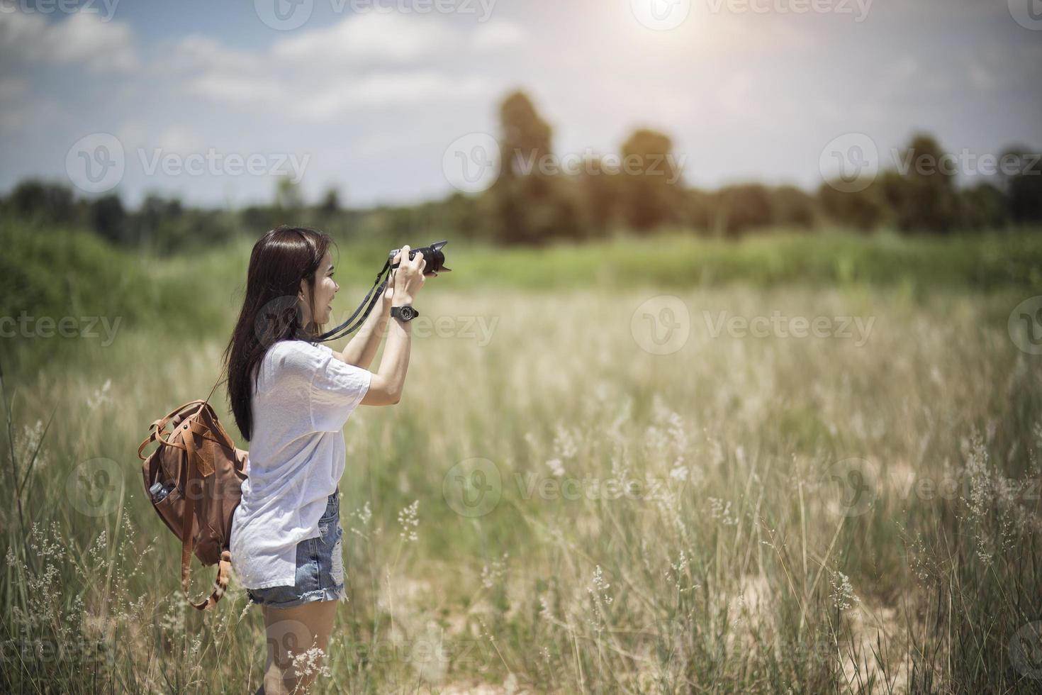 Outdoor-Sommer lächelndes Lifestyle-Porträt einer hübschen jungen Frau, die Spaß mit der Kamera hat Reisefoto des Fotografen, der Bilder macht foto