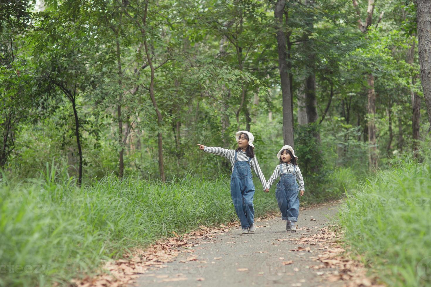 Kinder gehen zum Familiencampingplatz im Waldspaziergang entlang der Touristenroute. Campingstraße. Familienreise-Urlaubskonzept. foto