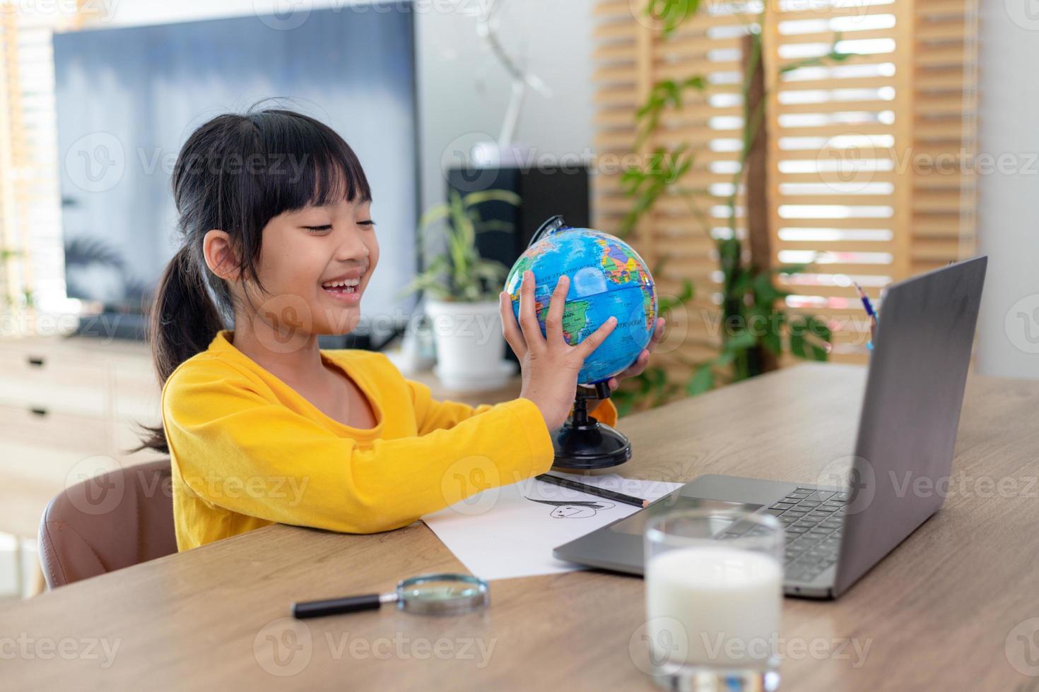 asiatische studentin online lernen klasse studieren online videoanruf zoom lehrer, glückliches mädchen lernt englisch online mit laptop zu hause.neues normales.covid-19 coronavirus.soziale distanzierung.bleib zu hause foto