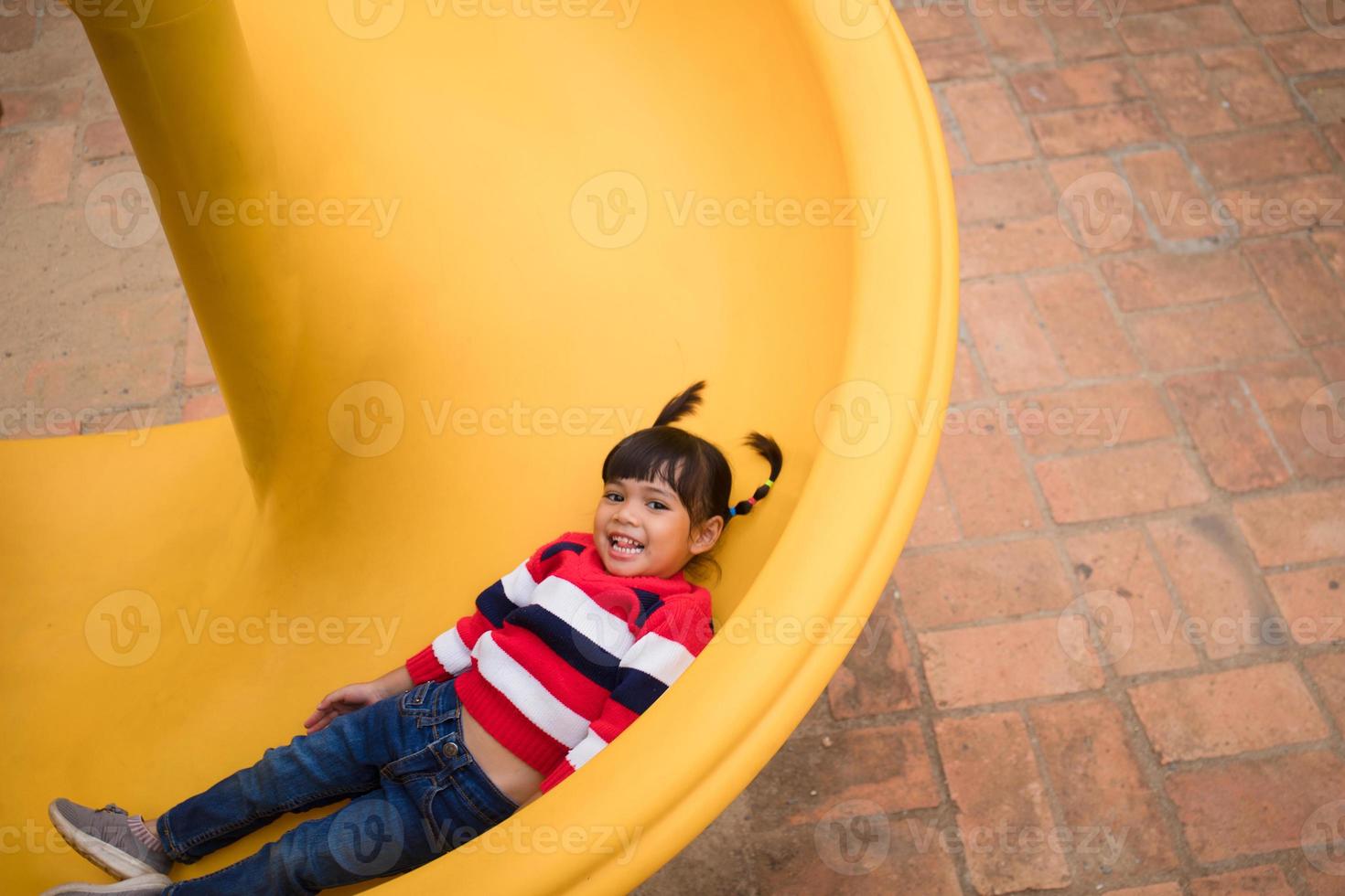 aktives kleines Mädchen auf dem Spielplatz foto