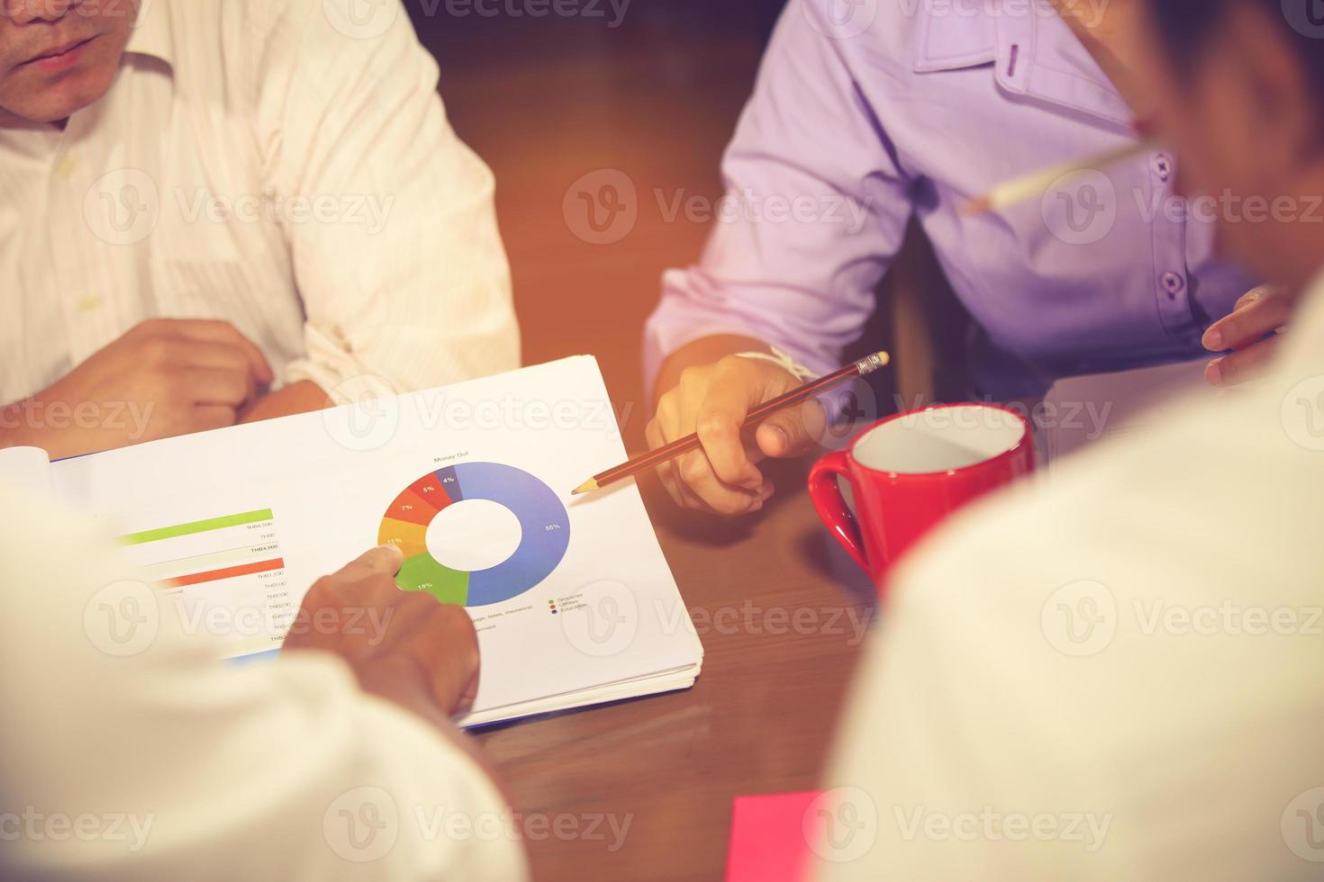 finanzberater, buchhaltungs- und anlagekonzept, geschäftsinhaber konsultieren berater finanztreffen zur analyse und zum finanzbericht in seinem büroraum. vintage farbe foto