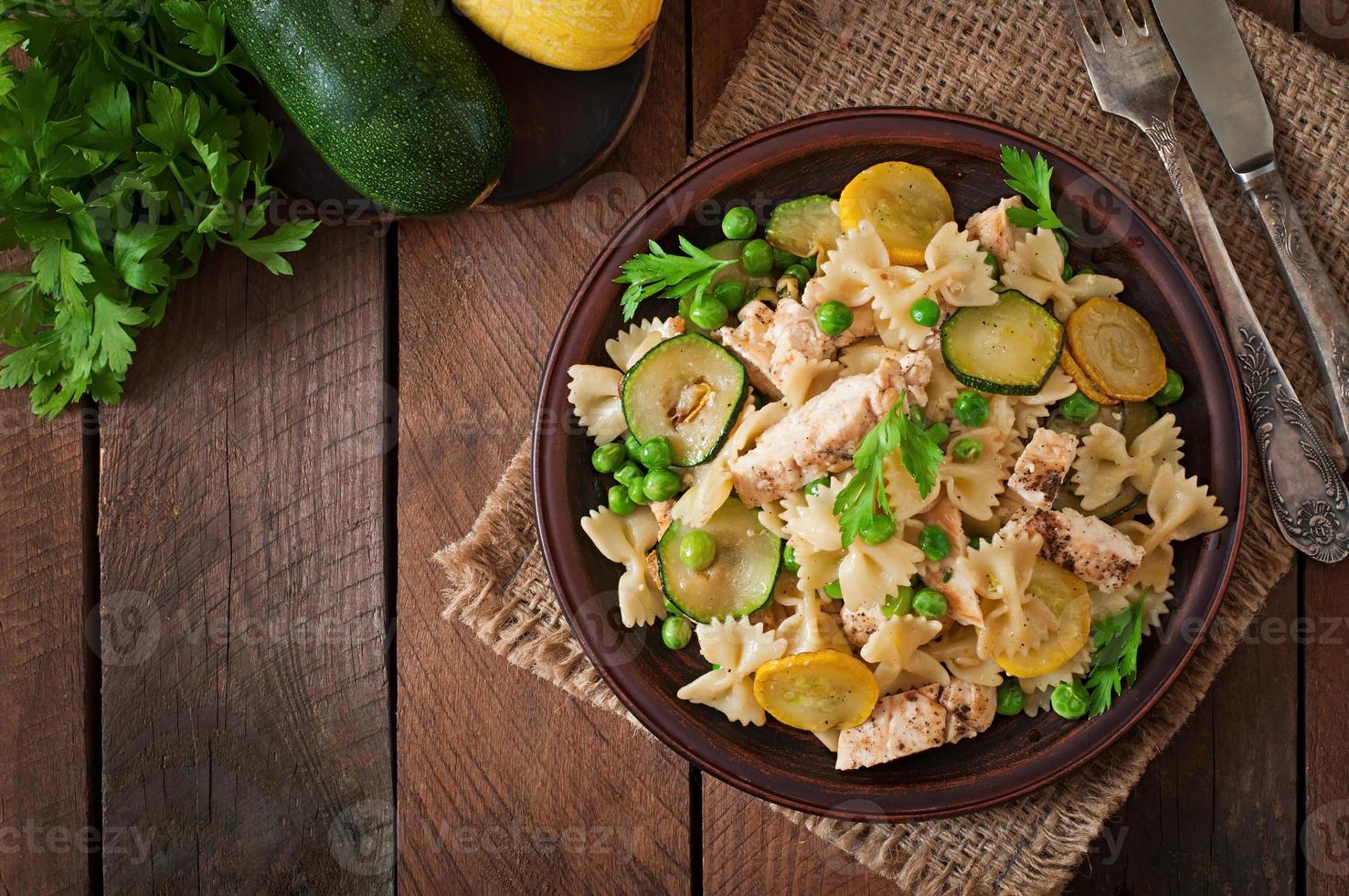 Nudeln mit Zucchini, Huhn und grünen Erbsen foto