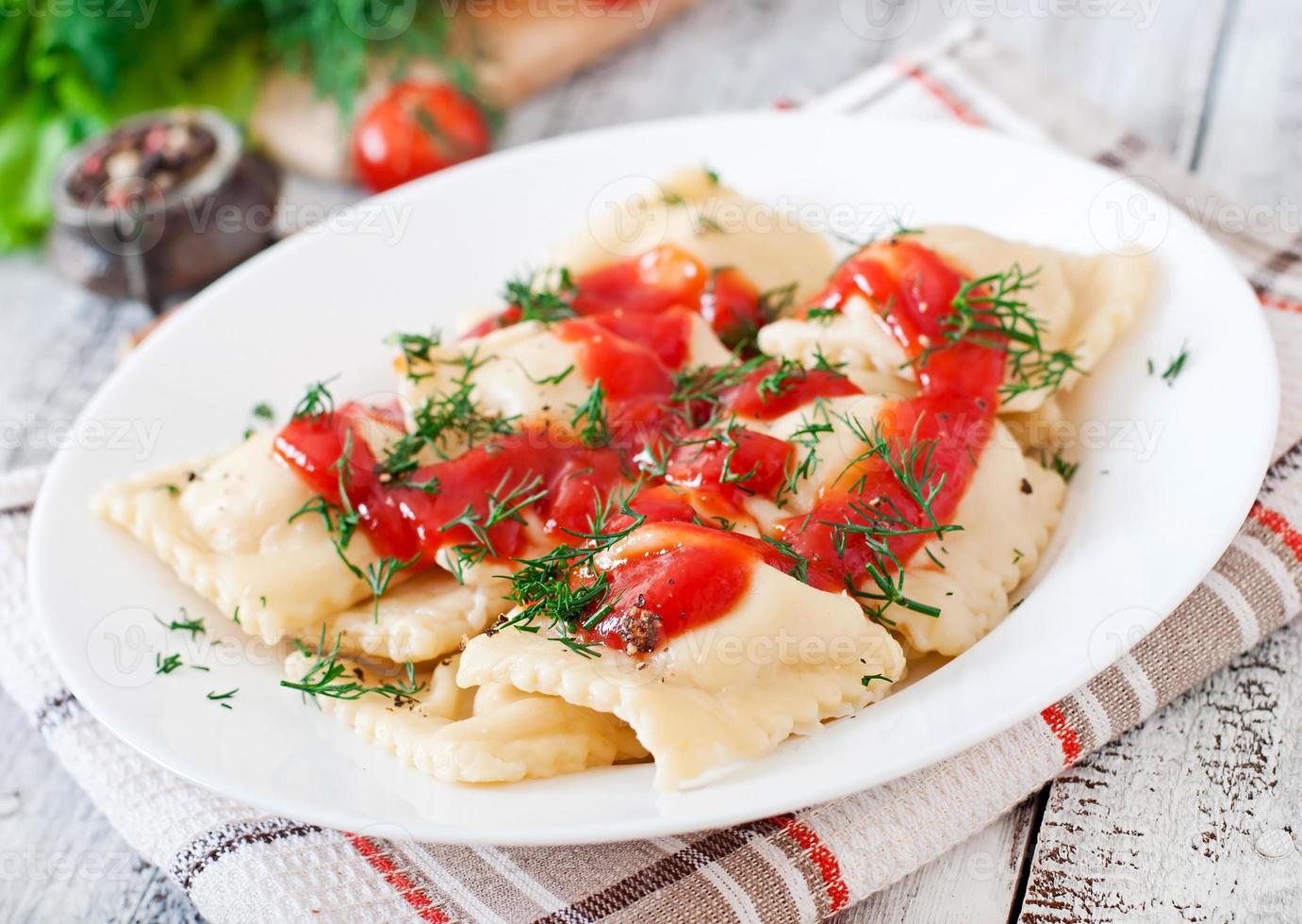 leckere Ravioli mit Tomatensauce und Dill foto