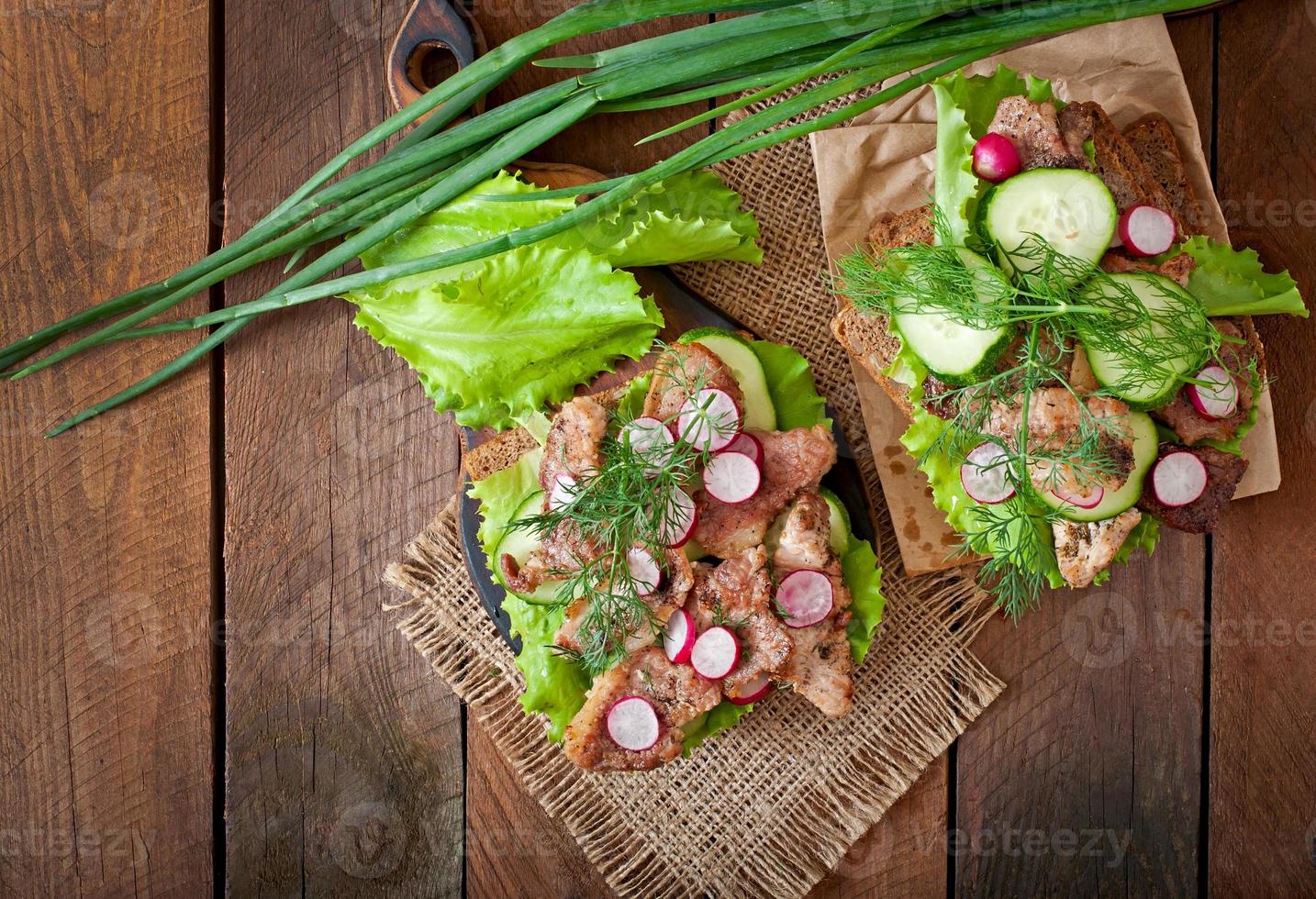 Sandwich mit Fleisch, Gemüse und Scheiben Roggenbrot foto