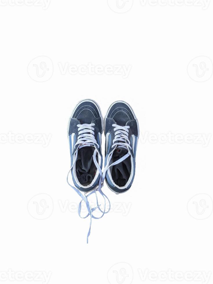Objektfoto eines Paares blauer Schuhe und schwarzer Schuhe auf weißem Hintergrund, Foto von Schuhen isoliert auf weißem Hintergrund