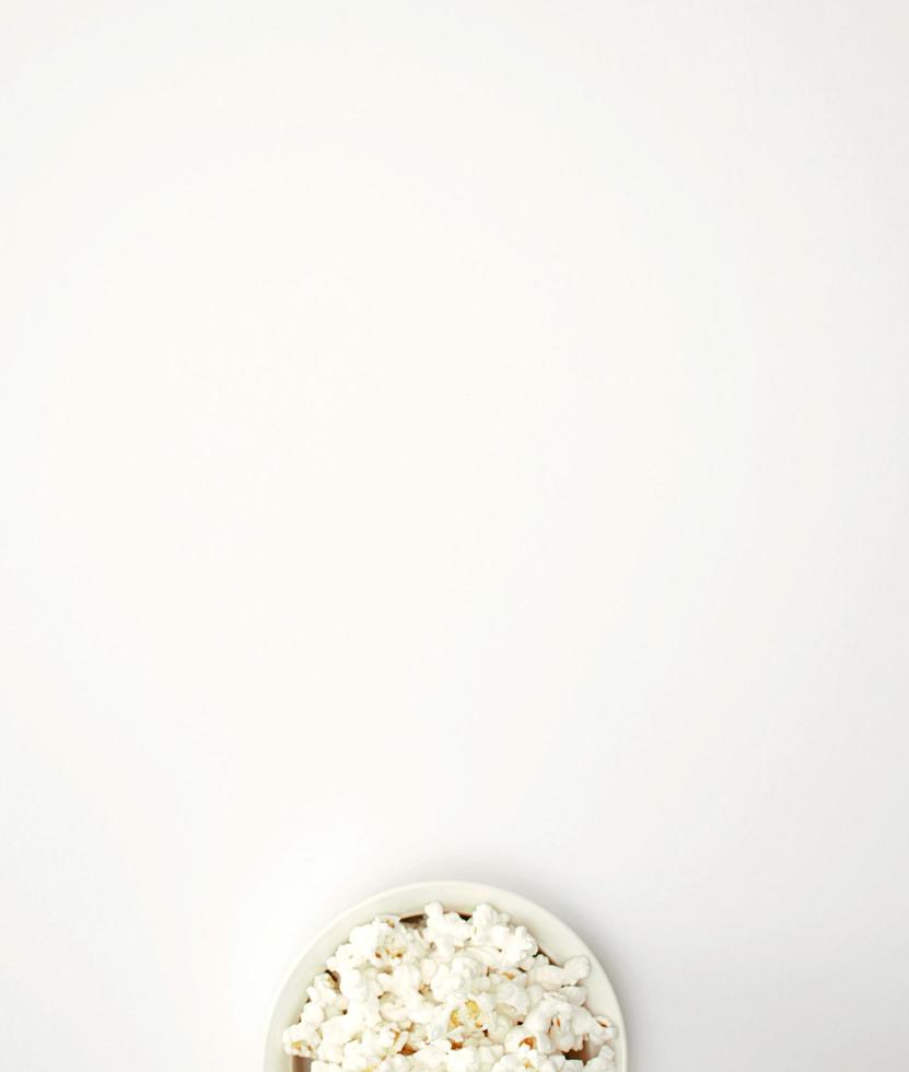 Draufsicht von Popcorn auf einer weißen Oberfläche foto