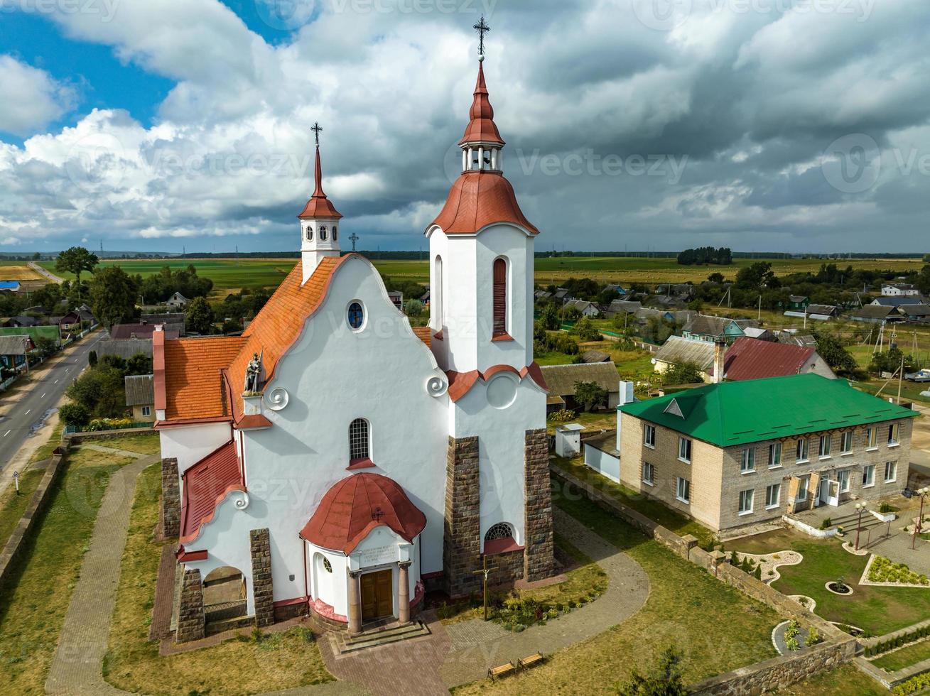 luftbild auf barocktempel oder katholische kirche auf dem land foto