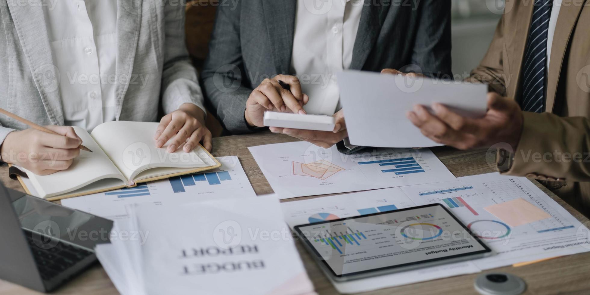 asiatisches geschäftsberatertreffen zur analyse und erörterung der situation zum finanzbericht im besprechungsraum. anlageberater, finanzberater und buchhaltungskonzept foto