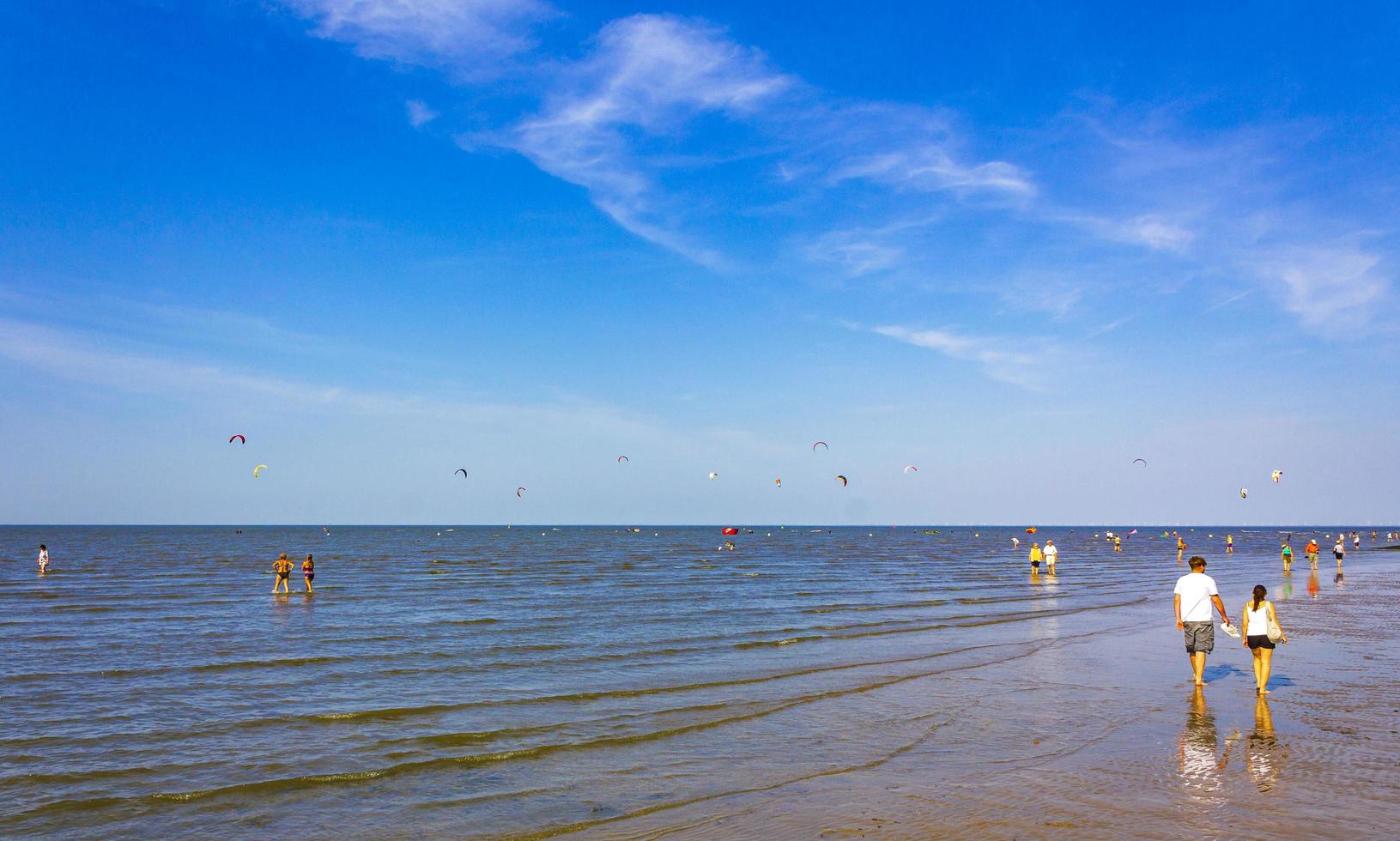 cuxhaven niedersachsen deutschland 2011 seestück strand wattwandern an der nordseeküste deutschland. foto