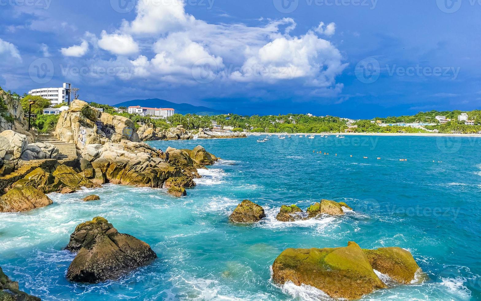 schöne surferwellen felsen klippen am strand puerto escondido mexiko. foto