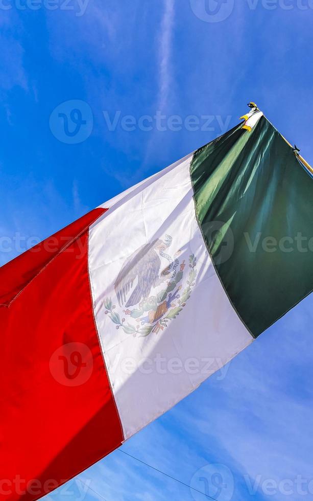 mexikanische grün-weiß-rote flagge in zicatela puerto escondido mexiko. foto