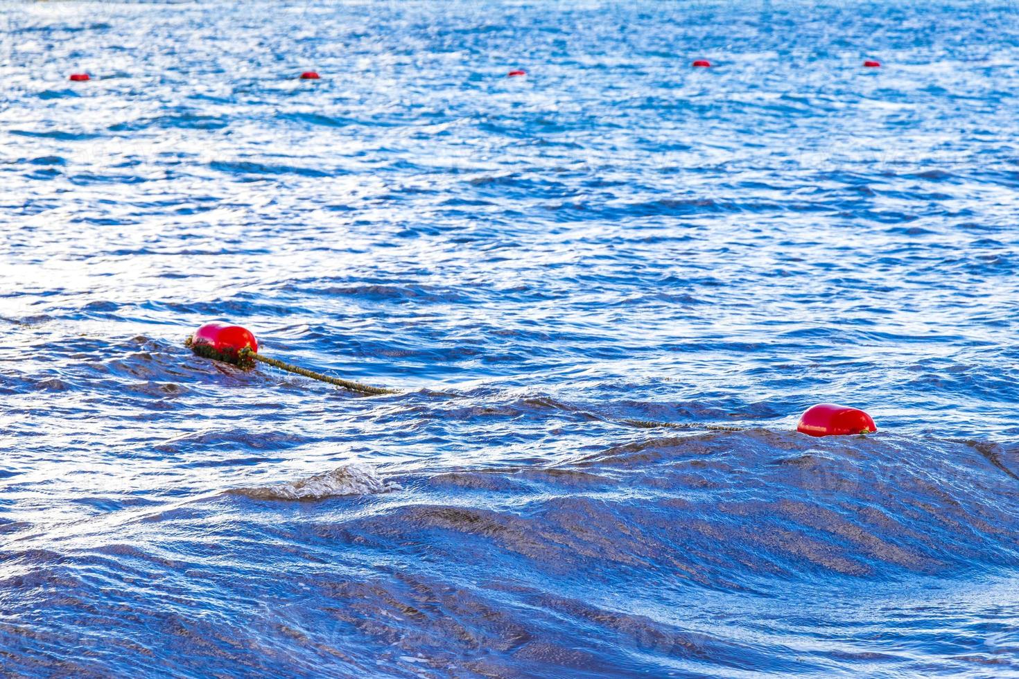 blaue wasserwellen und ozean mit boje und seilen mexiko. foto