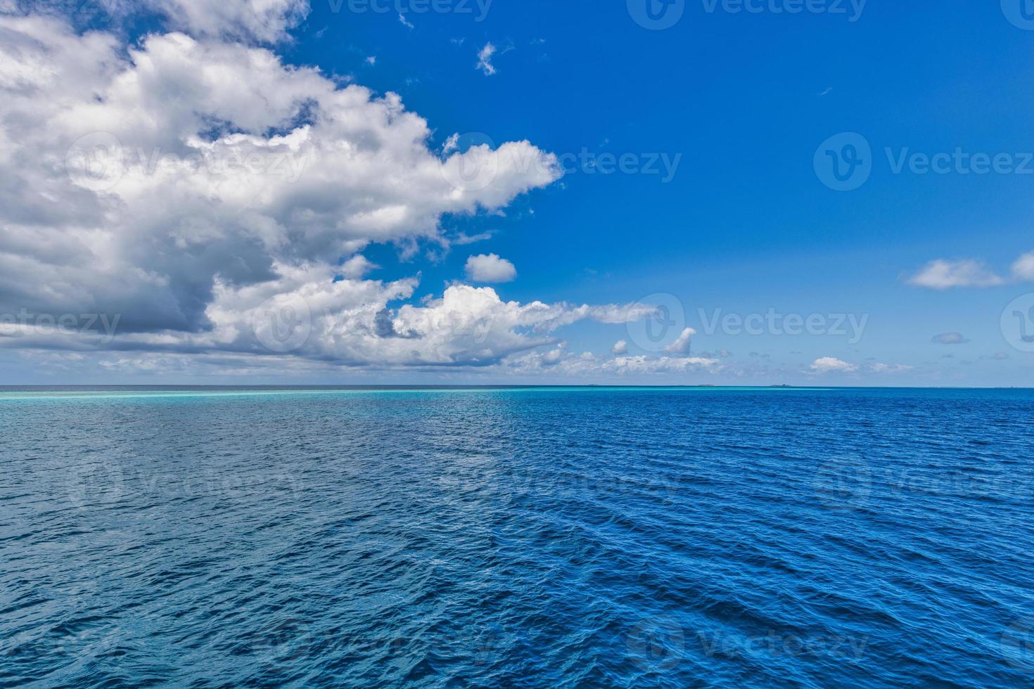 Helle schöne Meereslandschaft, Sandstrand, Wolken, die sich im Wasser spiegeln, natürlicher minimalistischer Hintergrund und Textur, Panoramabanner. meer ozean ökologie naturkonzept. blauer himmel wolken, idyllisch foto