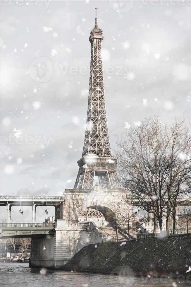 eiffelturm in paris, frankreich im schneesturm foto