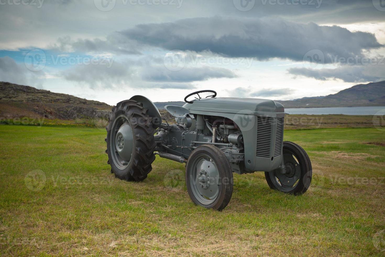 Retro-Traktor auf dem Island-Feld foto