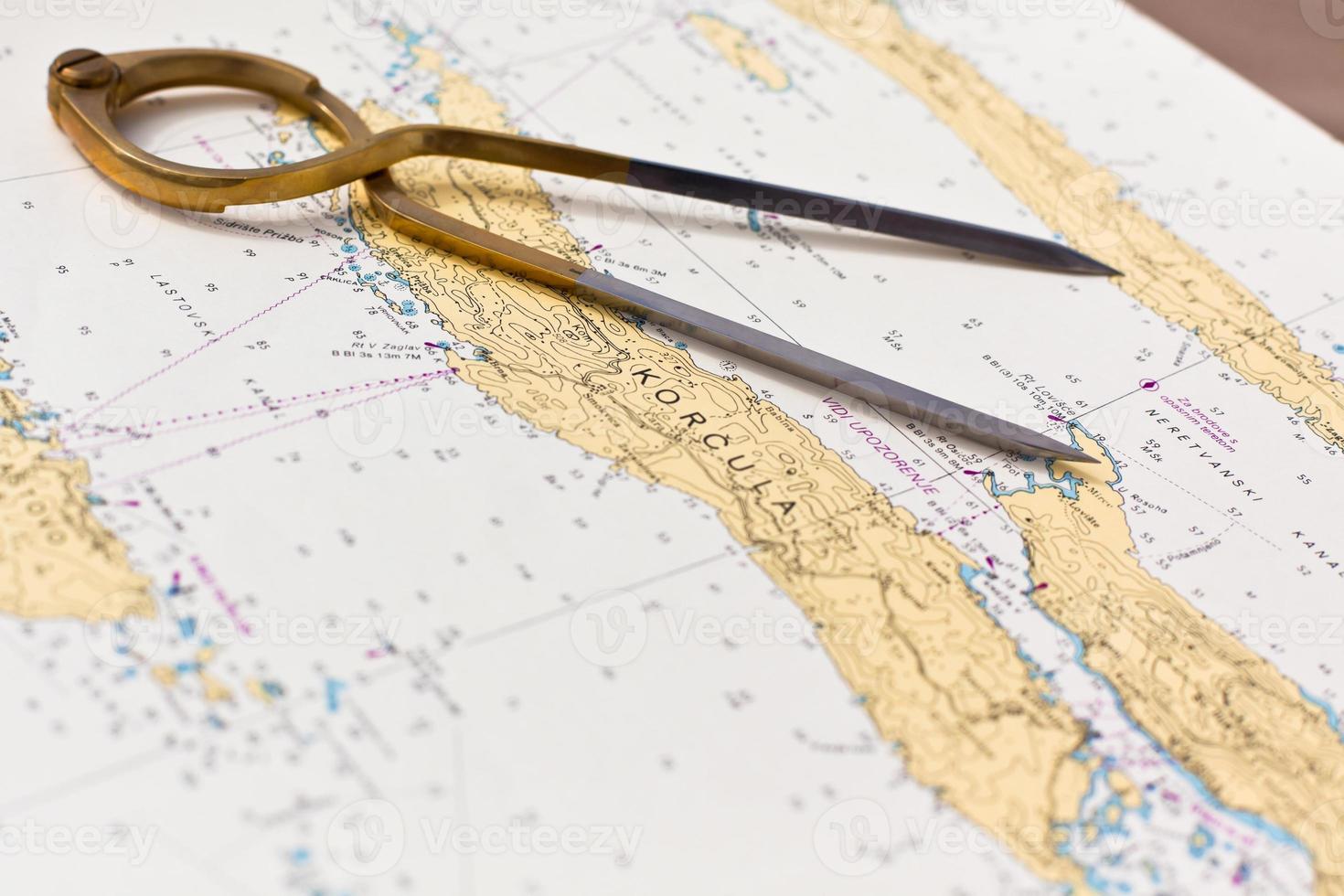 Paar Kompasse für die Navigation auf einer Seekarte foto