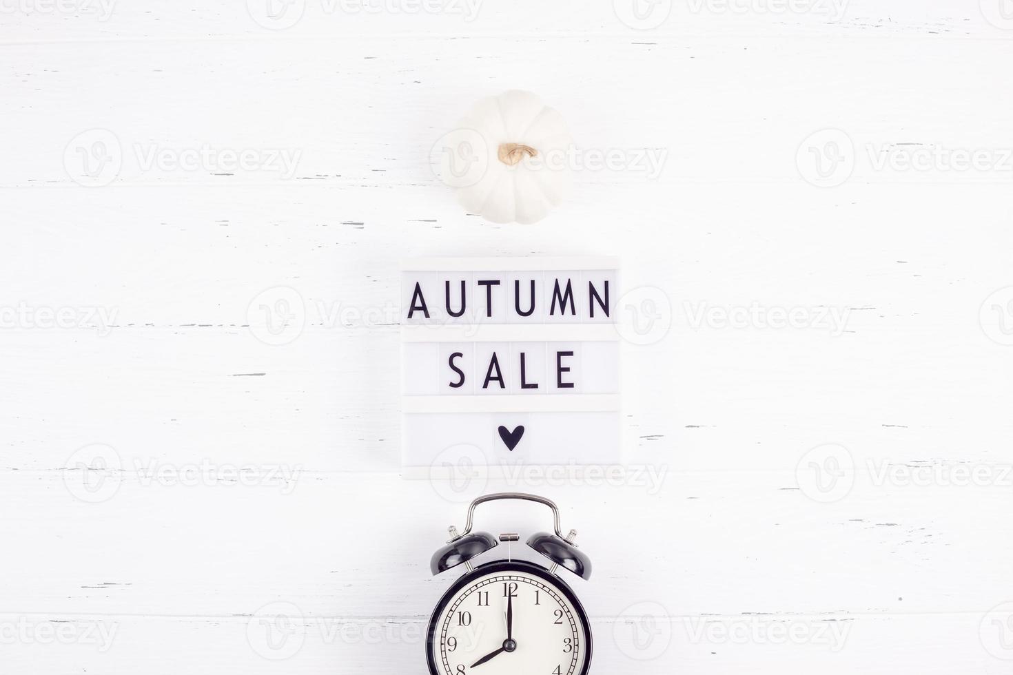 Herbstverkaufstext auf Lightbox-Weißhintergrund foto