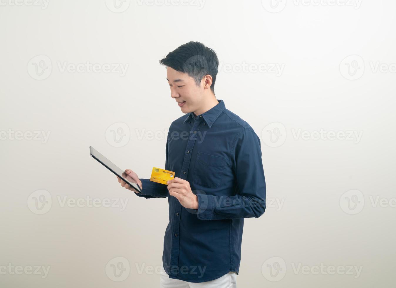 Porträt junger asiatischer Mann mit Kreditkarte und Tablet foto
