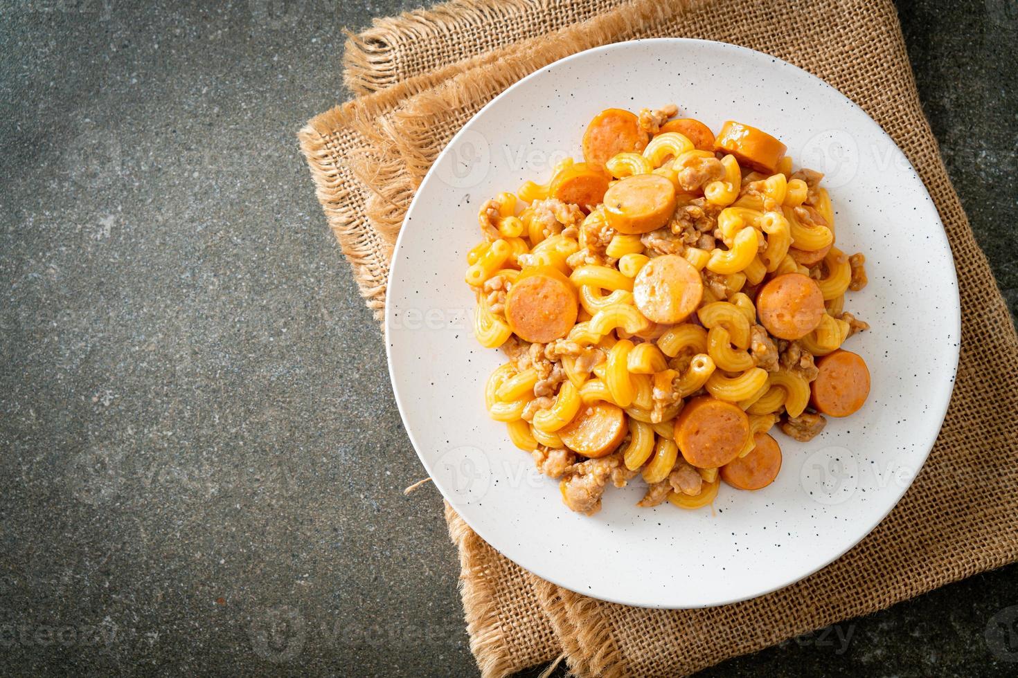 Makkaroniwurst und Hackfleisch foto