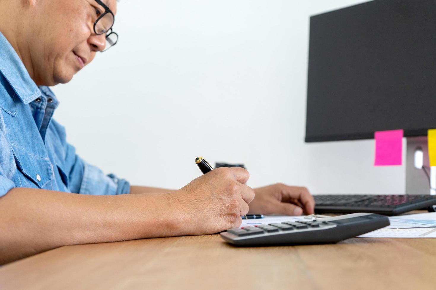 Geschäftsmann im Büro mit Arbeitsplatzcomputer foto