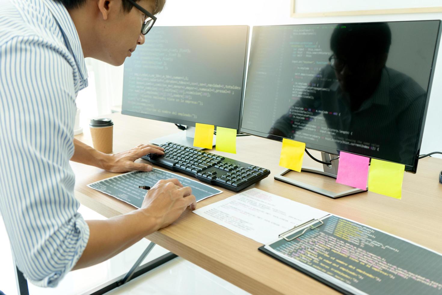 Programmierer bei der Arbeit mit der Entwicklung der Programmierung foto